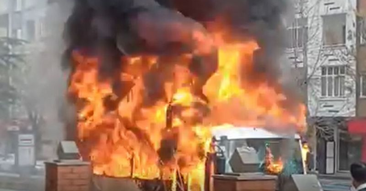 Halk otobüsü alev alev yandı!