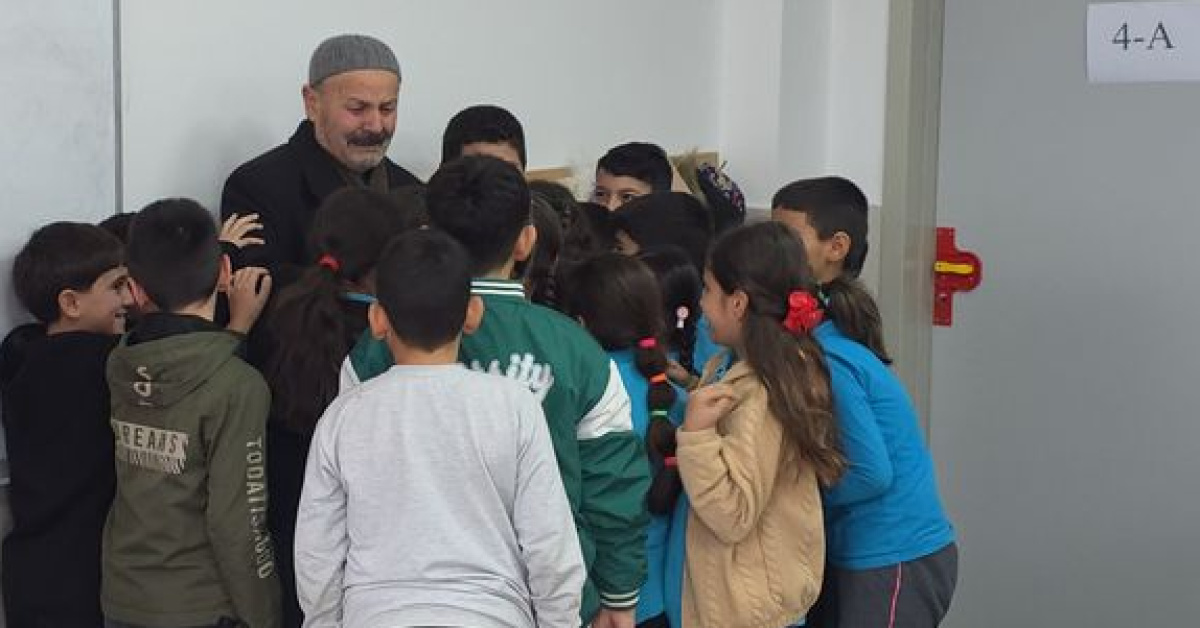 Hayvanlara baksın diye ailesi okutmamıştı… Mutluluk gözyaşları!