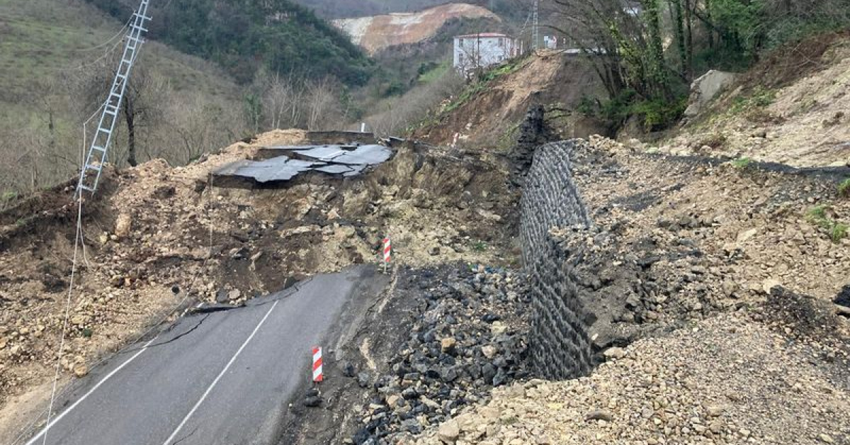 Heyelanda 300 metrelik yol çöktü