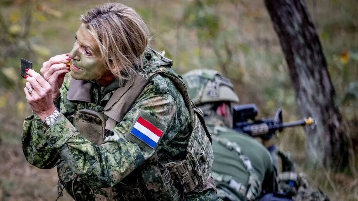 Hollanda kraliçesi cepheye hazırlanıyor: 54 yaşında orduya katıldı