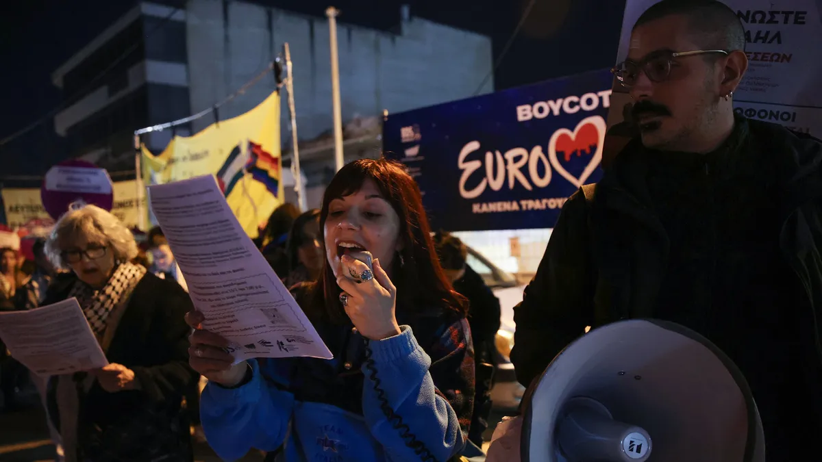 İnsanlık suçuna sessiz kalmadılar! Katil İsrail’in Eurovision katılımına Atina’da büyük tepki