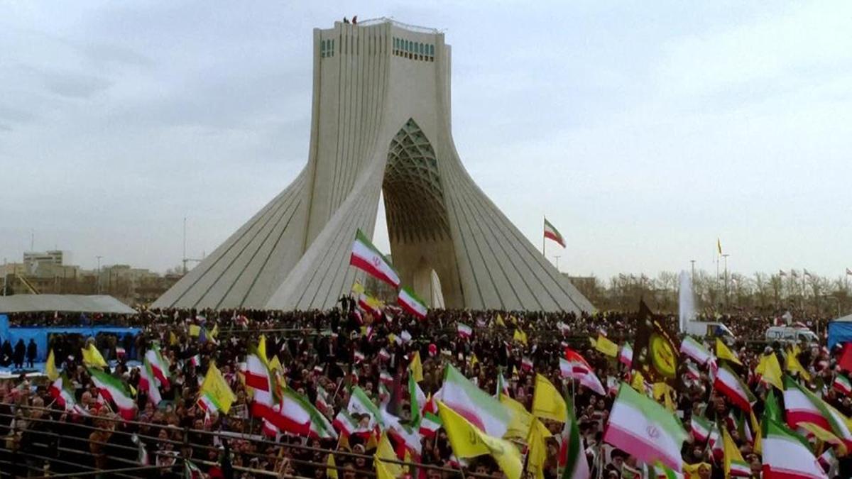 İran Devriminin 47. yıl dönümü kutlamalarında sokaklar doldu taştı