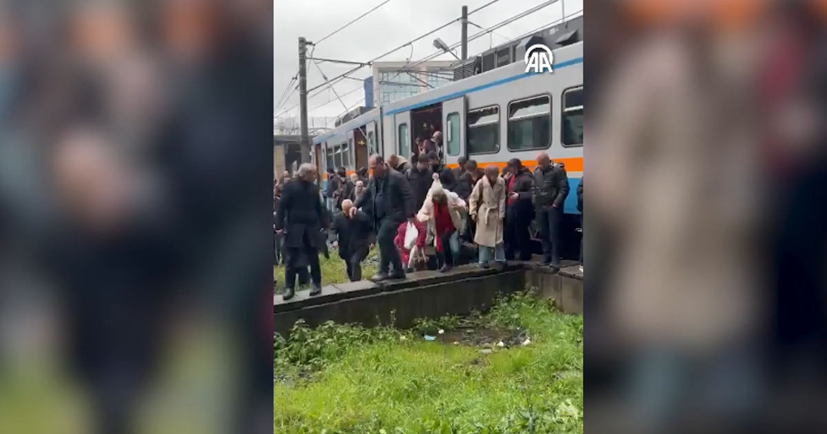 İstanbul Esenler’de metro raydan çıktı. Seferlerde aksama yaşanıyor