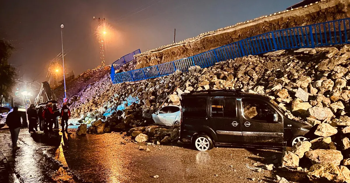İstinat duvarı araçların üzerine çöktü