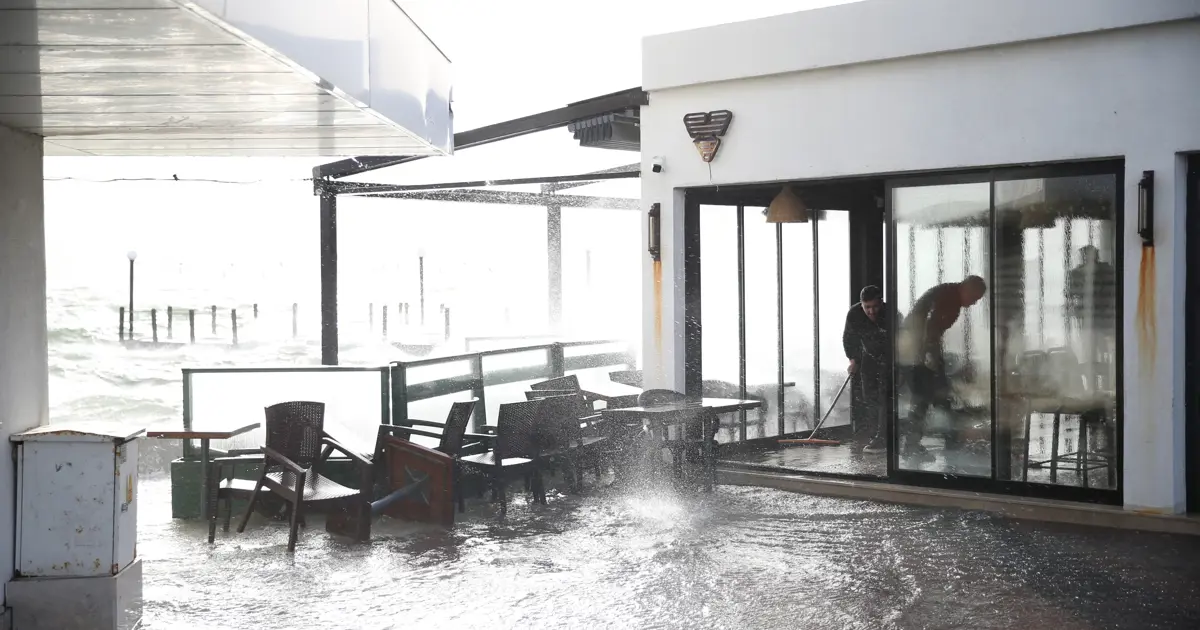 İzmir’de deniz taştı, yollar su altında kaldı