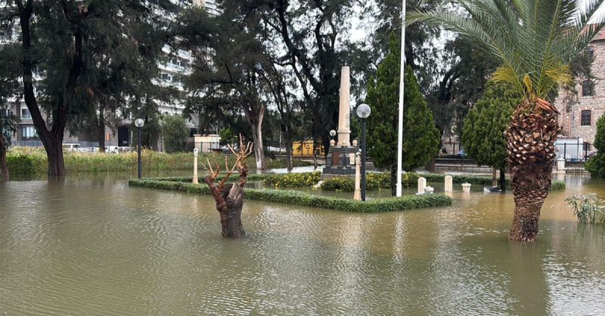 İzmir’de denizin rengi değişti