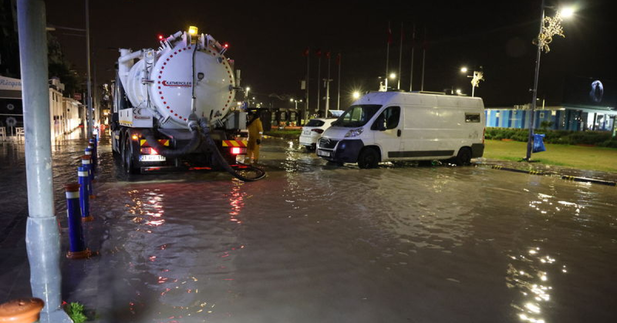 İzmir’de sağanak! Cadde ve sokaklar göle döndü