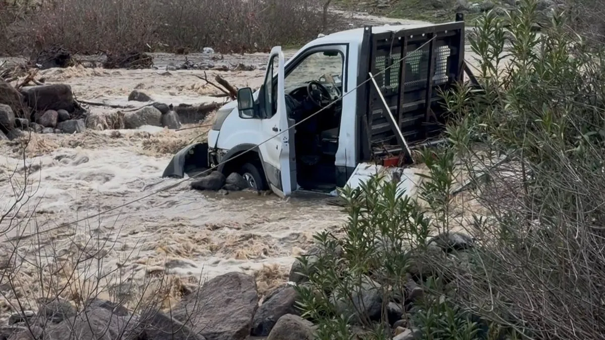 İzmir’de sağanak dehşete neden oldu! Derede mahsur kalan 3 kişi kurtarıldı