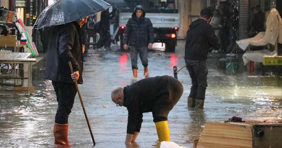 İzmir’de sağanak ve fırtına: Caddeler göle döndü, ağaçlar devrildi