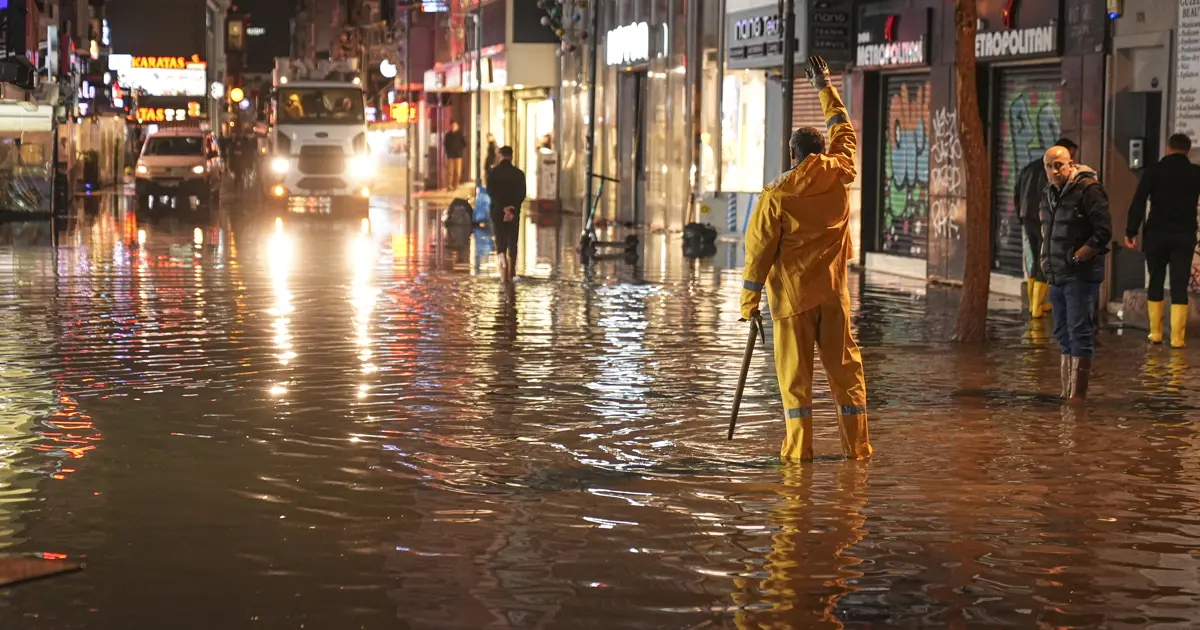 İzmir’de şiddetli yağış. Cadde ve sokaklar göle döndü