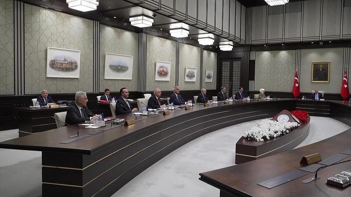 KABİNE TOPLANIYOR! İşte masadaki konular: Terörsüz Türkiye-ABD/İran gerilimi-Emekli ikramiyesi-Enflasyonla mücadele…