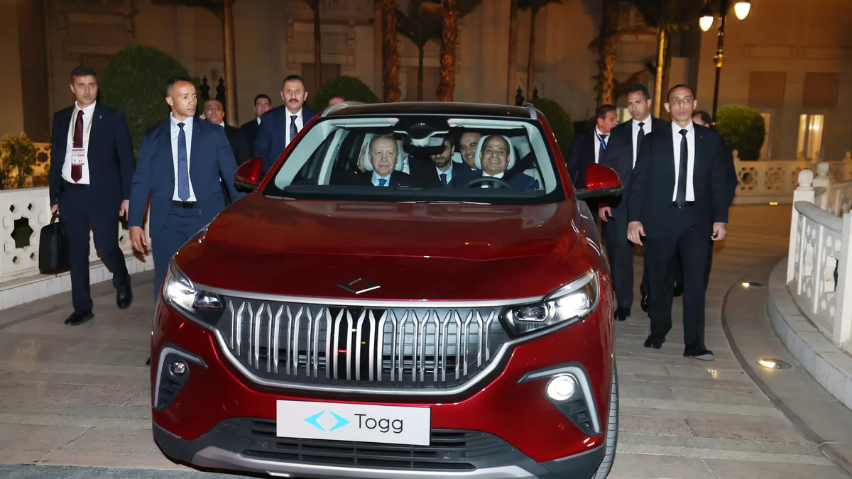 Kahire’ye Togg damgası! Başkan Erdoğan Sisi’ye yerli elektrikli otomobili hediye etti