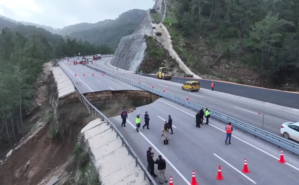 Kara yolunda heyelan ve göçük!