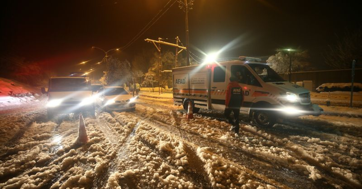Karayolunda karda mahsur kalan 80 kişi kurtarıldı