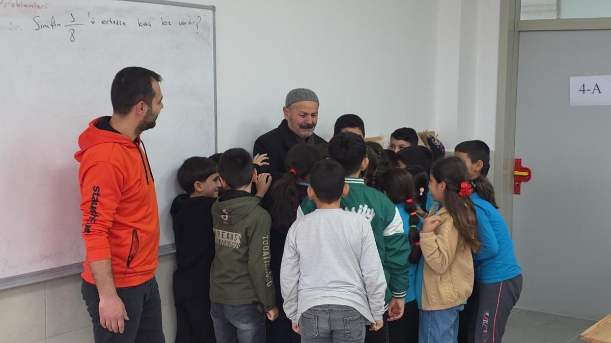 Kendi okuyamadı, okul yaptırdı: Öğrenciler sarılınca gözyaşlarını tutamadı