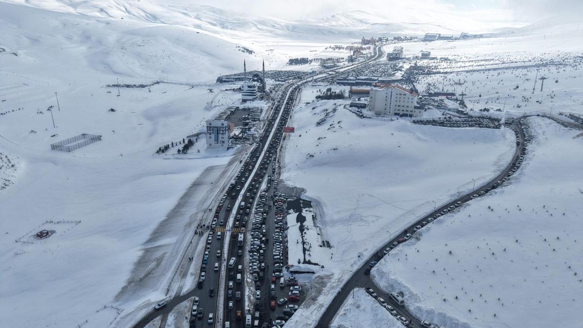 Kilometrelerce kuyruk oluştu! Sömestirin son günü ziyaretçi akınına uğradı…