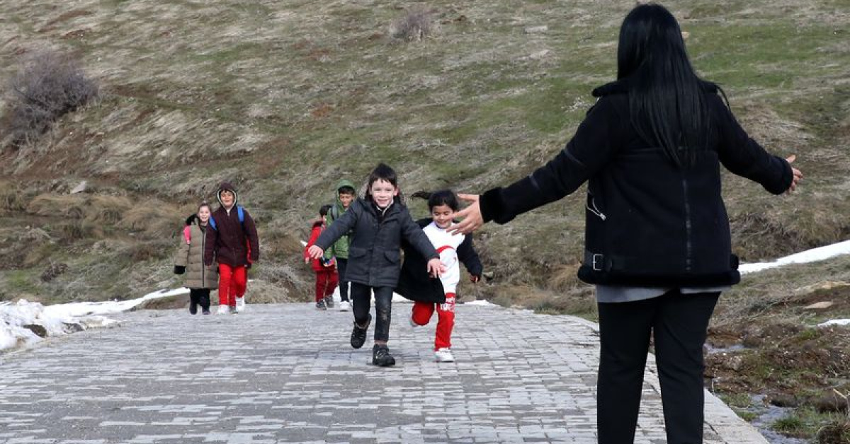“Kömür taşıyıp odun kırıyoruz” 7 öğrenci için büyük mücadele!