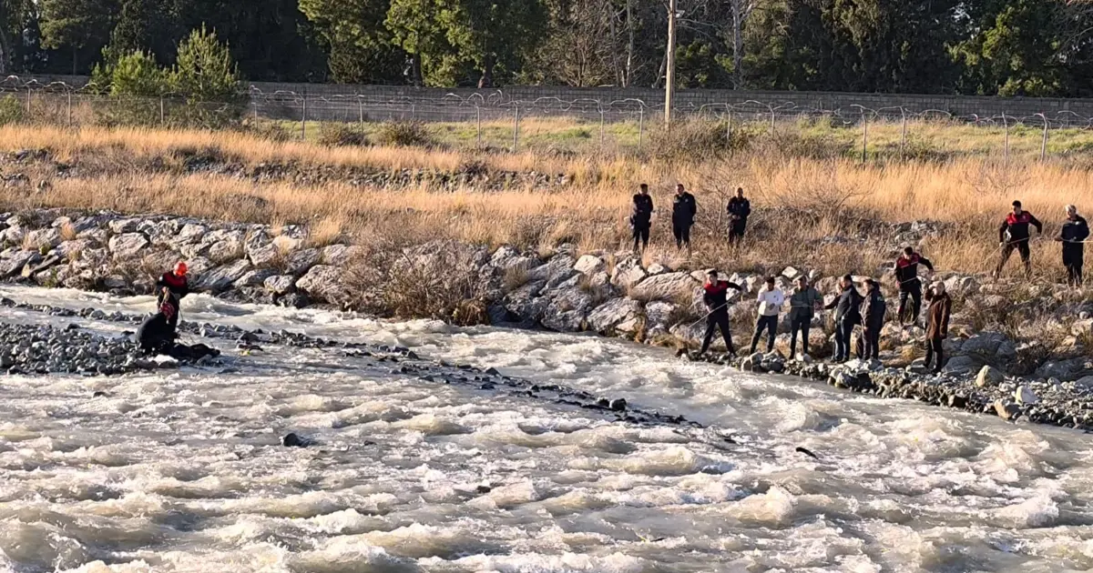 Köprüden düşerek akıntıya kapılan çocuk hayatını kaybetti