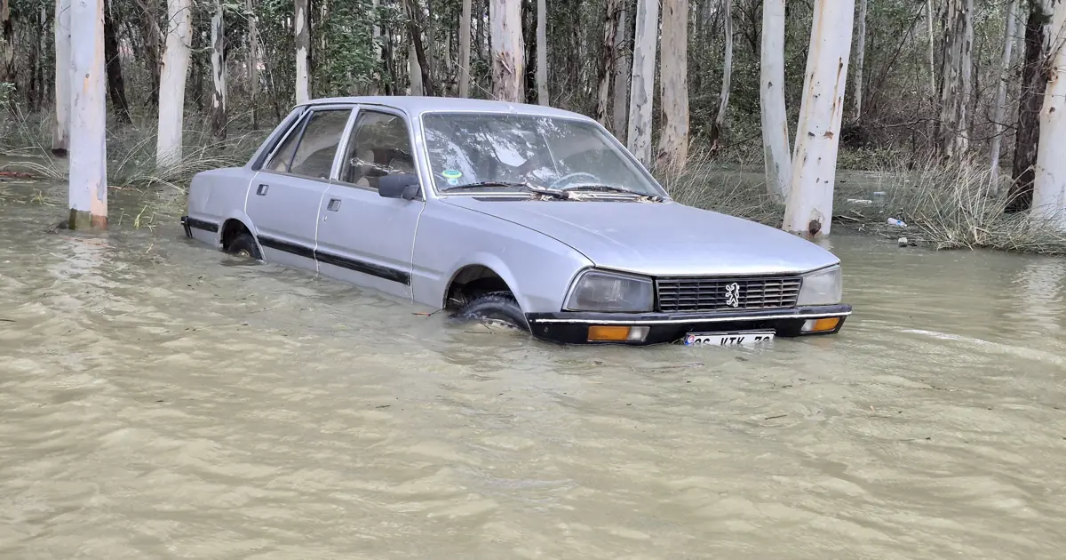 Köyceğiz’de göl taştı: Cadde ve sokaklar sular altında kaldı