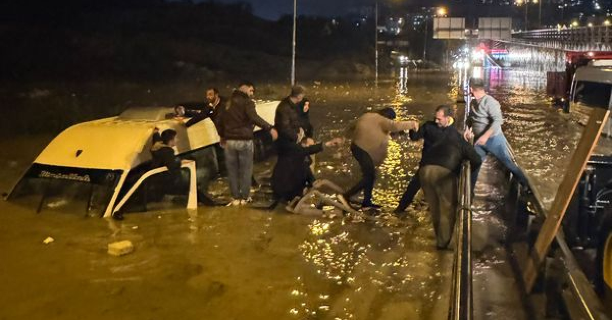 Kuşadası’nda suya gömülen minibüsteki 20 yolcu kurtarıldı