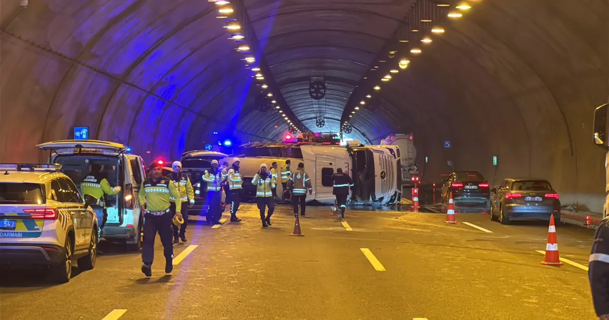Kuzey Marmara Otoyolu’nda devrilen tanker trafiğe neden oldu