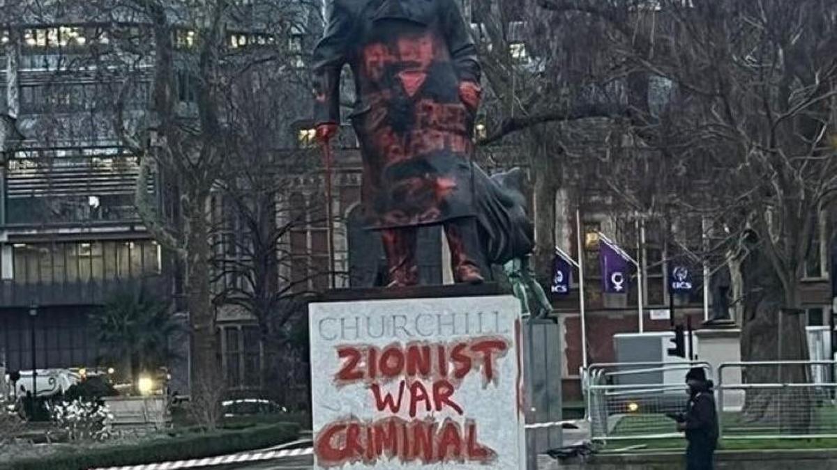 Londra’daki Winston Churchill heykeline ‘siyonist savaş suçlusu’ yazıldı