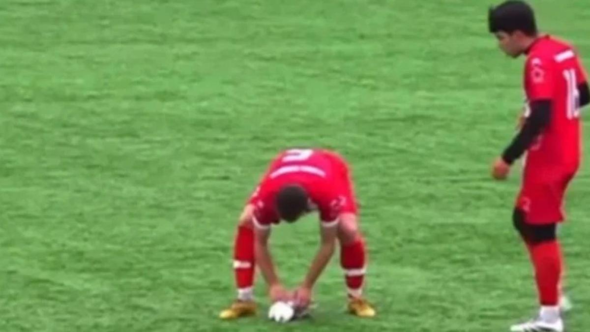 Maç esnasında top çarpan martıya kalp masajı!