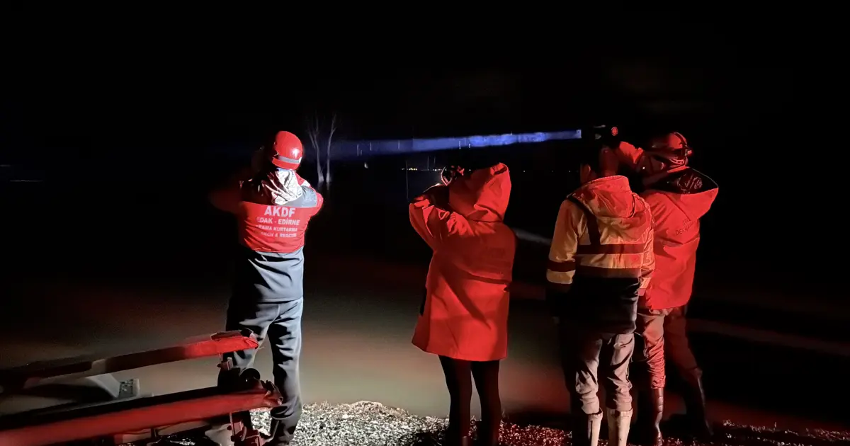 Meriç Nehri taştı. Mahsur kalan 2 kişi kurtarıldı