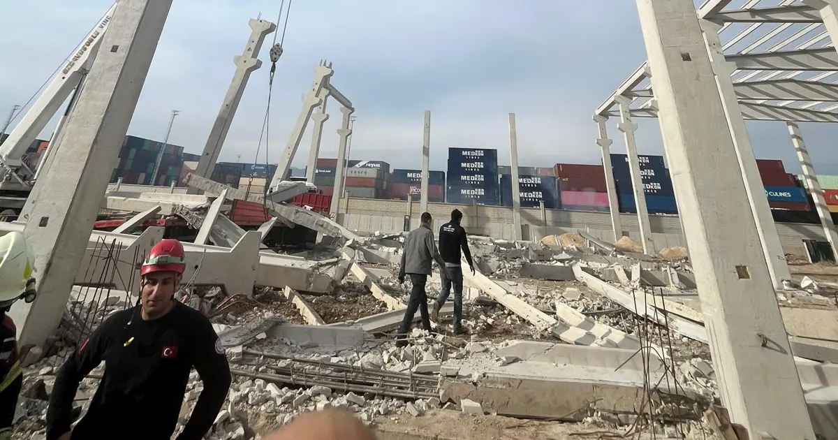 Mersin’de inşaat şantiyesinde beton bloklar devrildi. 2’si ağır 3 yaralı