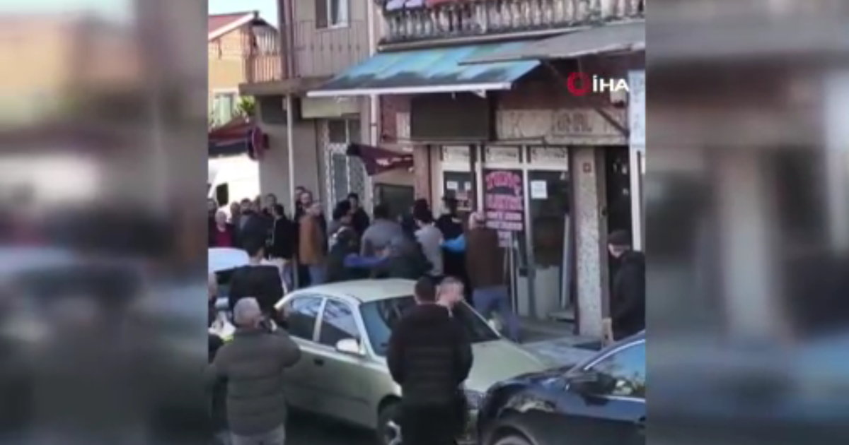 “Niye geziyorsunuz burada” deyip polislere satırla saldırdı: 6 yaralı