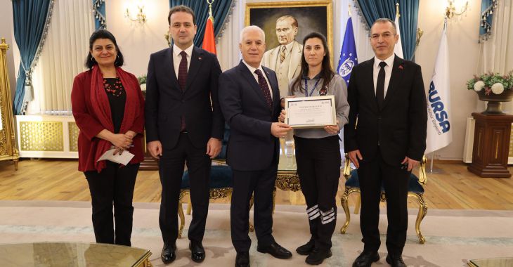 Örnek güvenlik görevlisine Başkan Bozbey’den tebrik