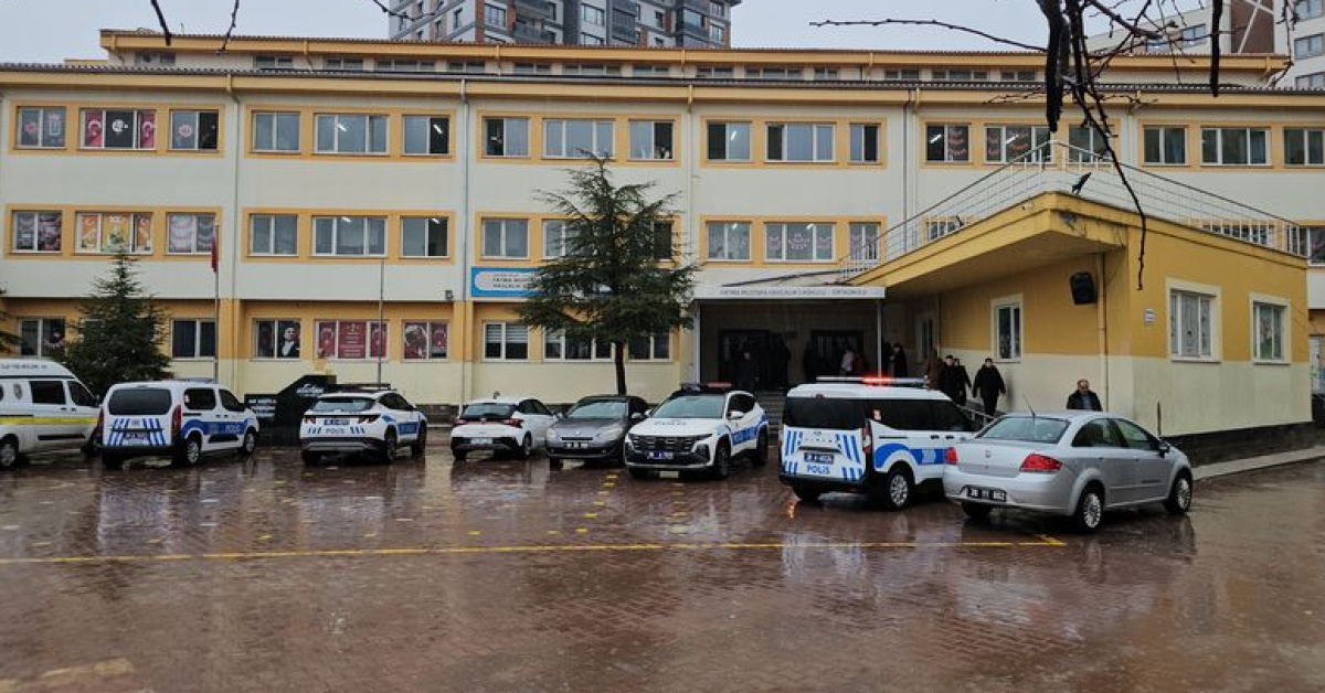 Ortaokulda bıçaklı kavga: 1 öğrenci yaralı!