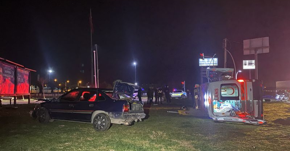Otomobille çarpışan ambulans devrildi: 5 yaralı