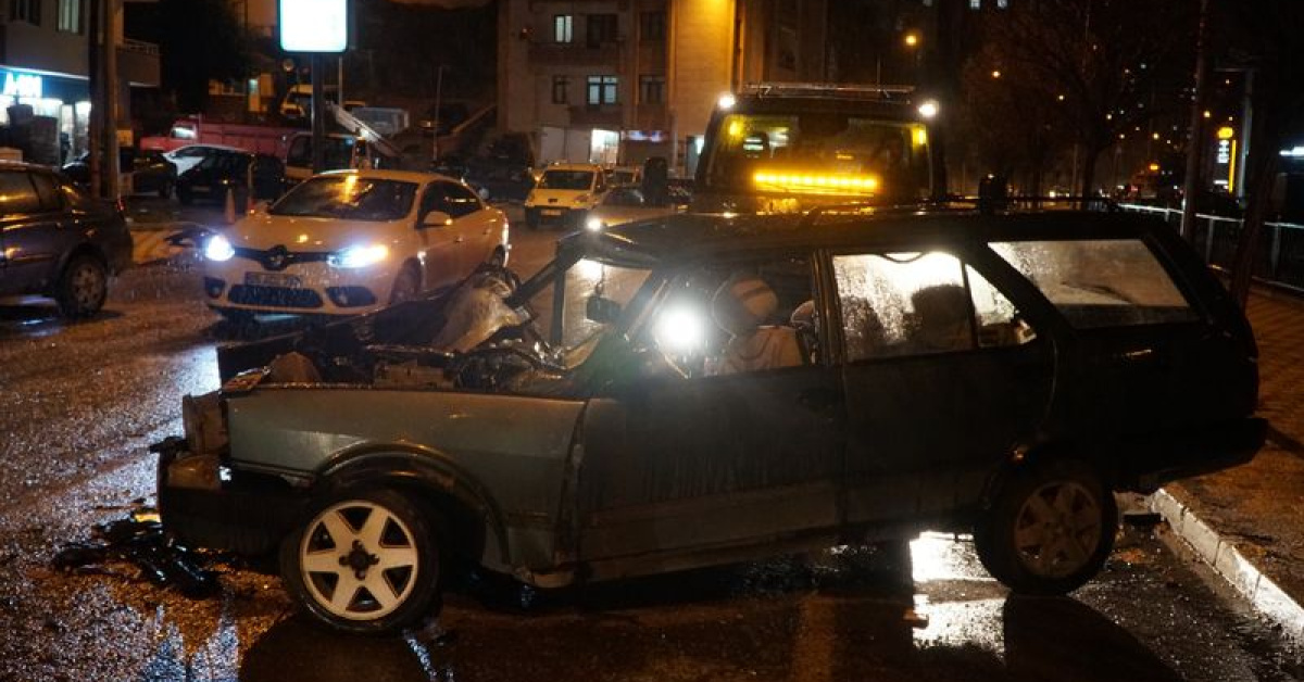 Otomobiller kafa kafaya çarpıştı: 1 ölü, 3 yaralı