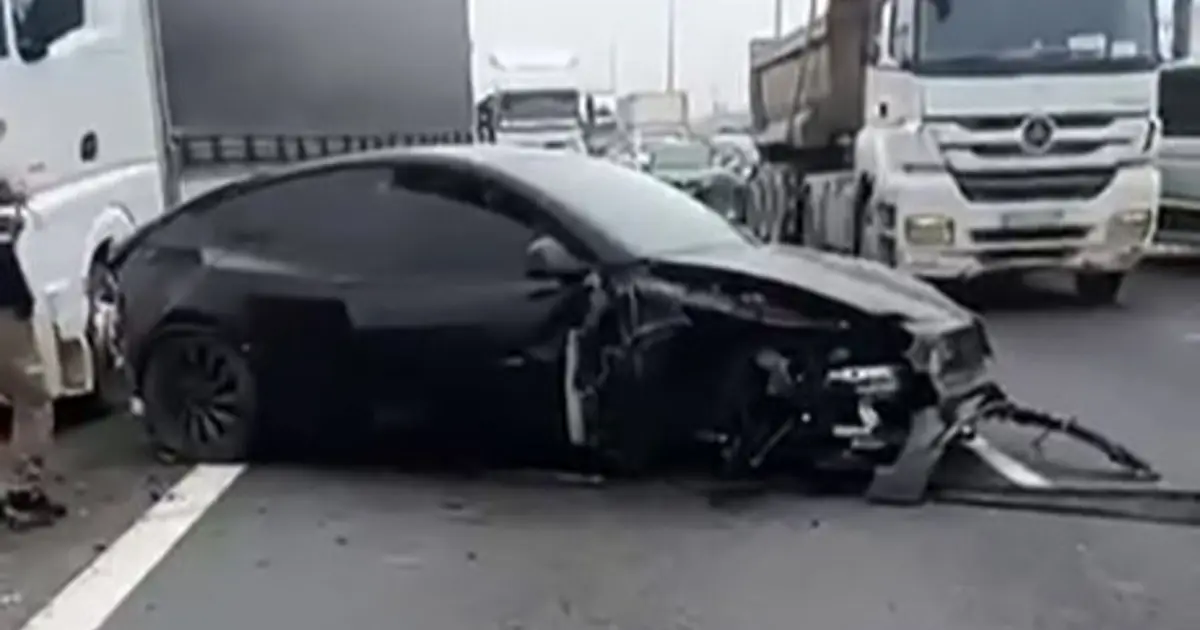 Otopilottaki Tesla TEM’de karşı şeride daldı