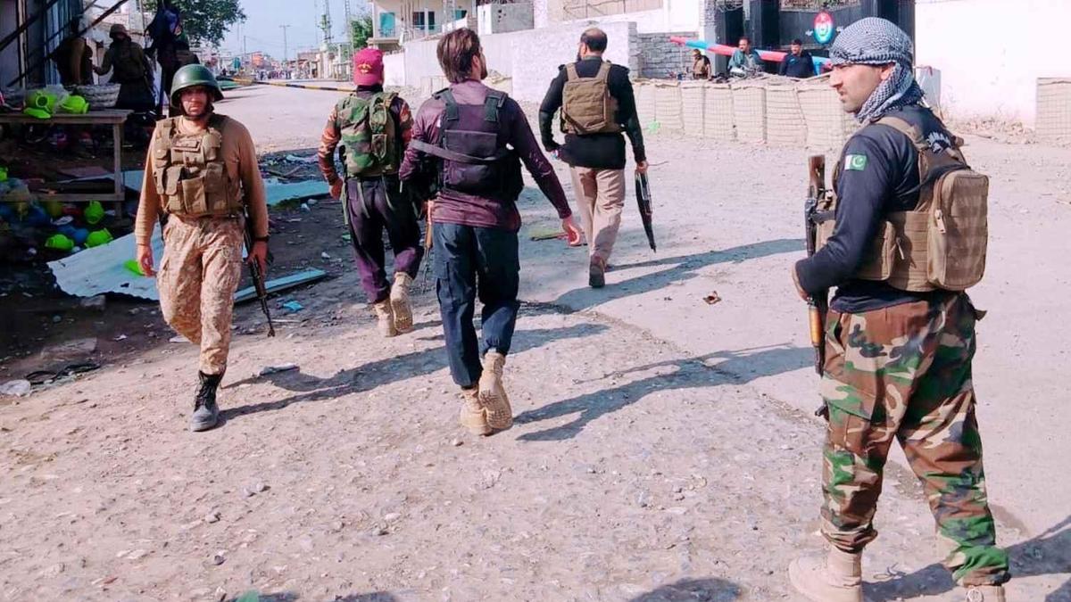 Pakistan’da güvenlik güçlerine bombalı saldırı: 12 ölü