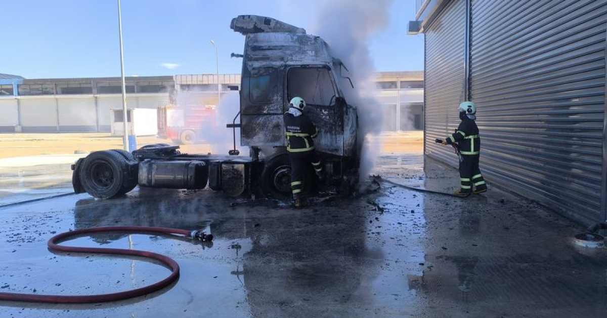 Park halindeki TIR alevlere teslim oldu