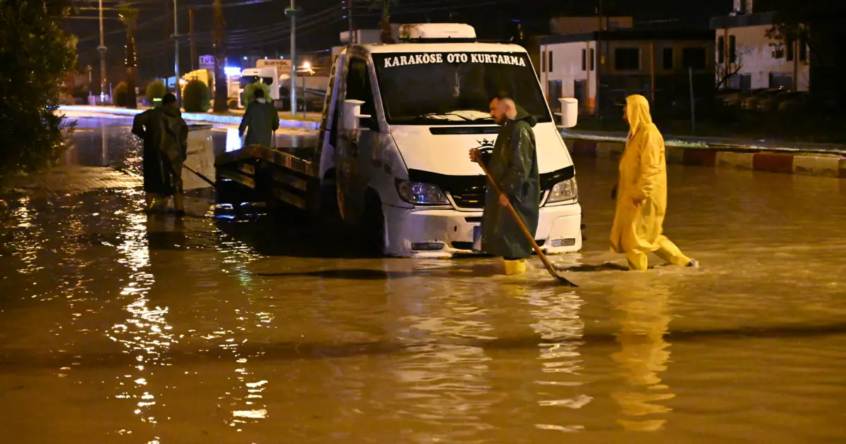 Sağanak Ege ve Akdeniz’i vurdu. Yollar göle döndü, evleri su bastı