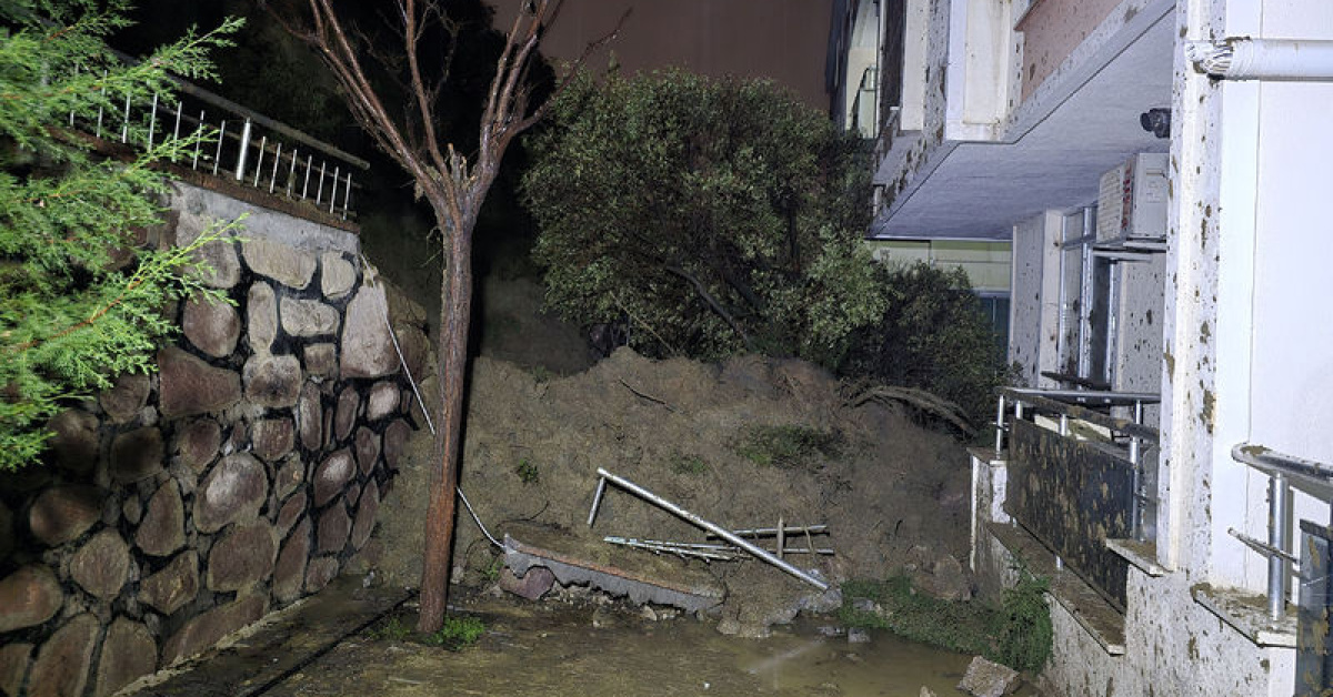 Sağanak nedeniyle istinat duvarı yıkıldı