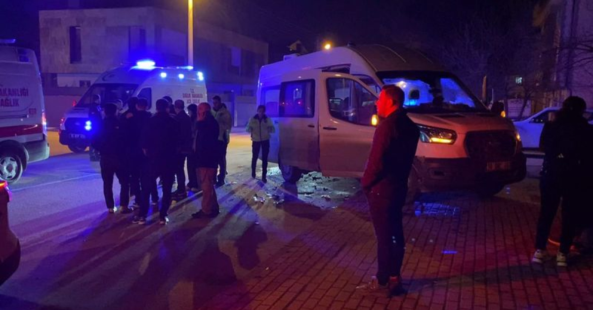 Servis minibüsü ile otomobil çarpıştı: 9 yaralı