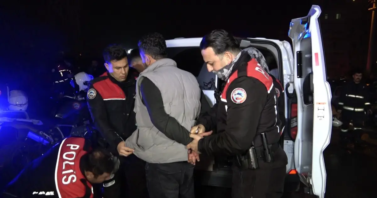 Sevgilisiyle tartıştı, araçları kundakladı