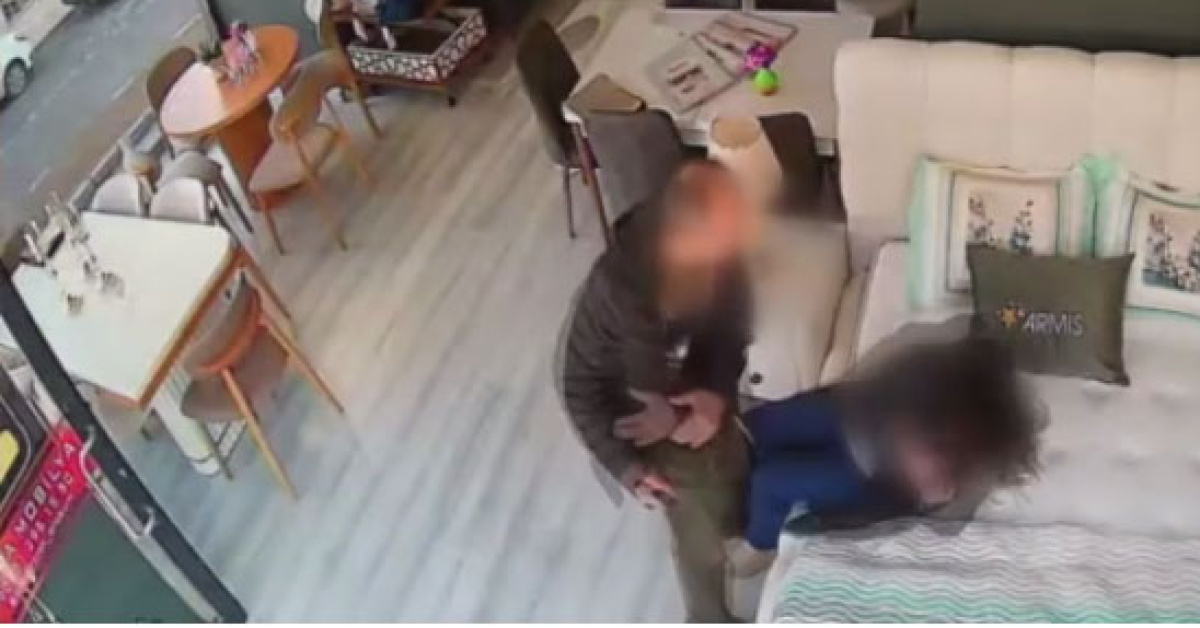 Şiddette sınır da yer de yok! Eşini mağazada dövdü!