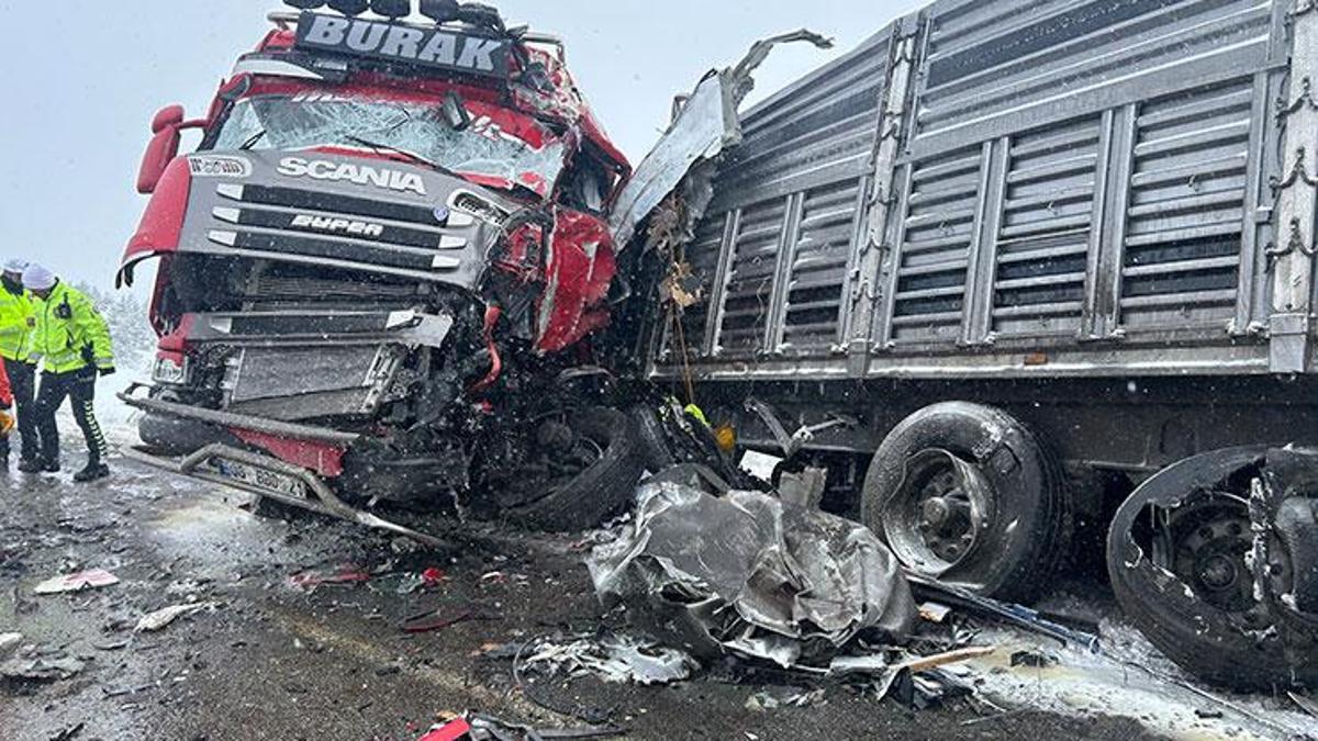 Sivas’ta 2 TIR çarpıştı: 1 ölü, 2 yaralı