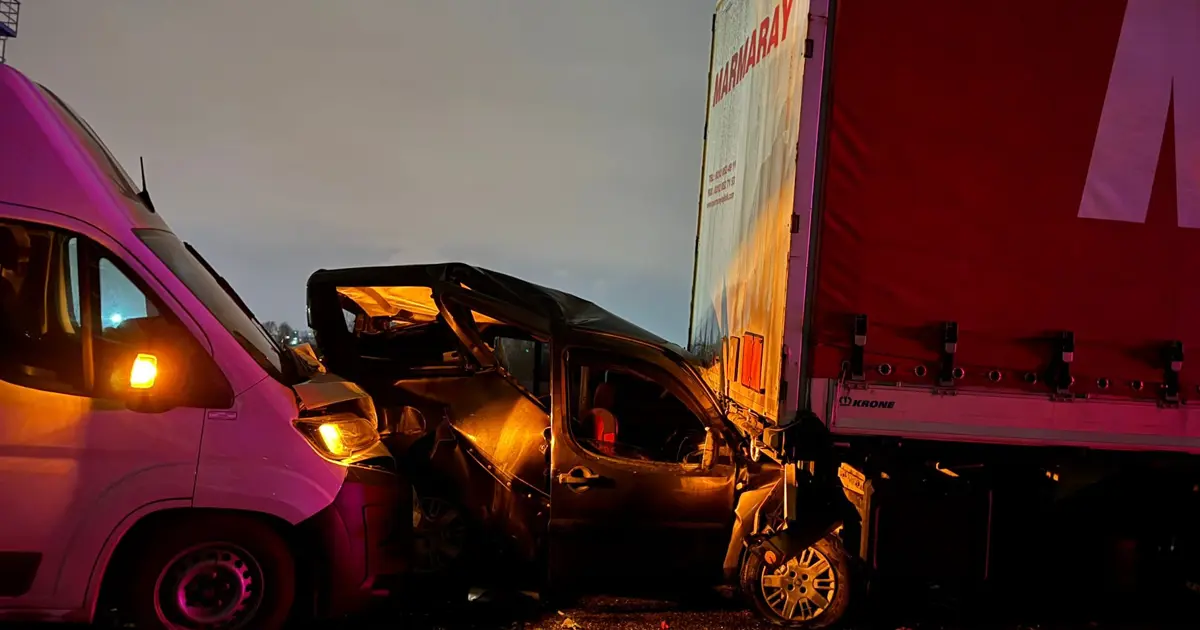 TEM Otoyolu Sakarya geçişinde zincirleme kaza. Ankara yönü trafiğe kapandı