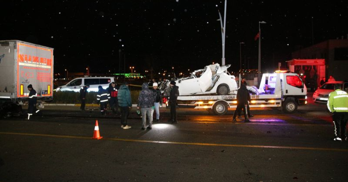 TIR’a arkadan çarpan otomobilin sürücüsü öldü