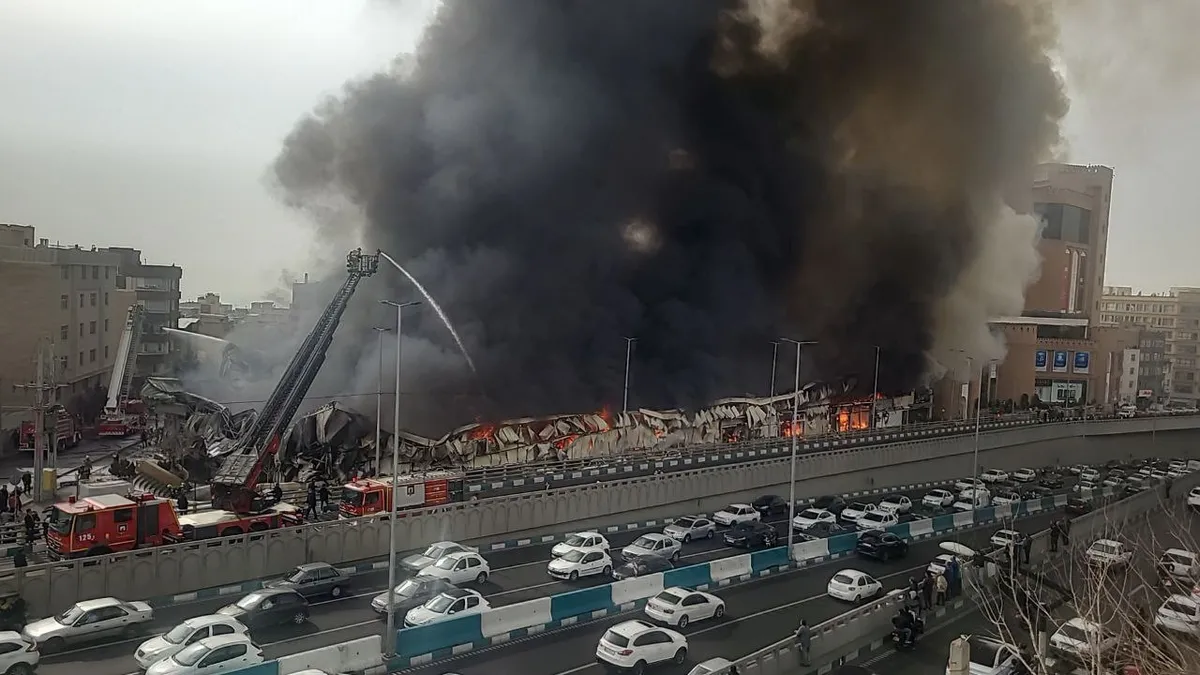 Tahran’da panik anları: Cennetabad semt pazarında büyük yangın