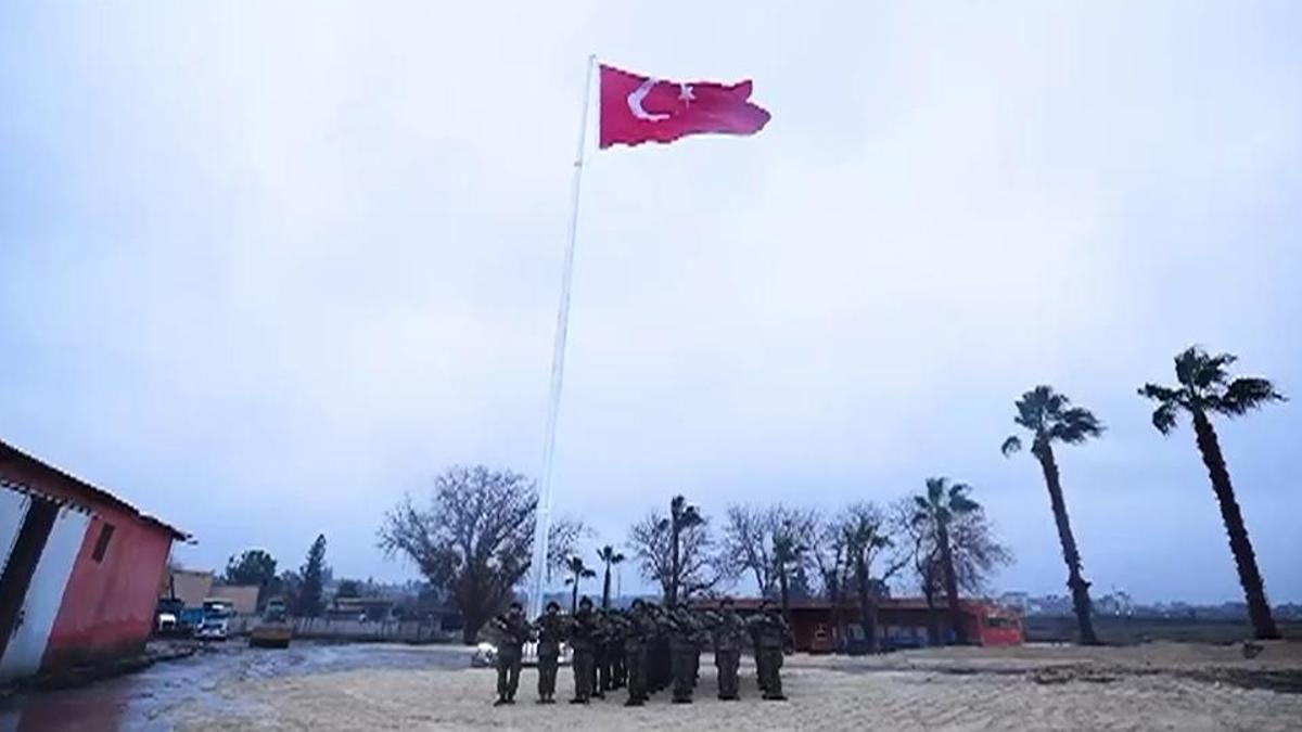 Türk bayrağı sınıra en yakın noktada