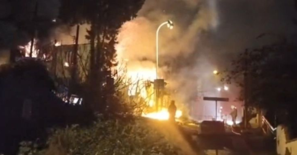 Üsküdar’da 2 katlı metruk bina yandı