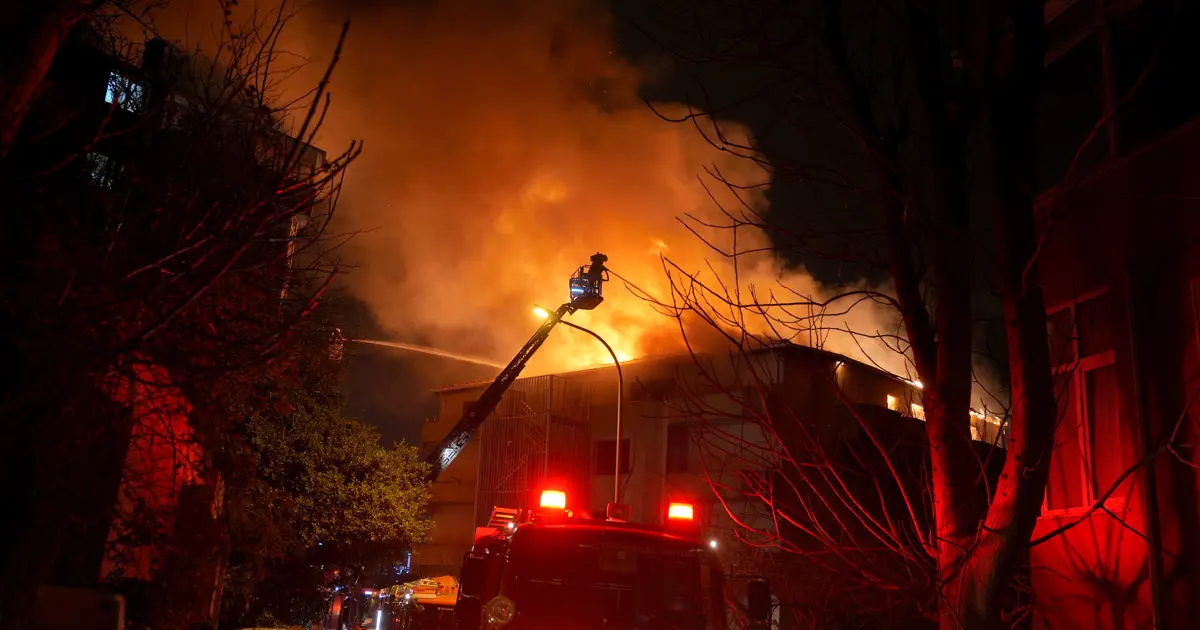 Üsküdar’da 7 katlı metruk binada yangın
