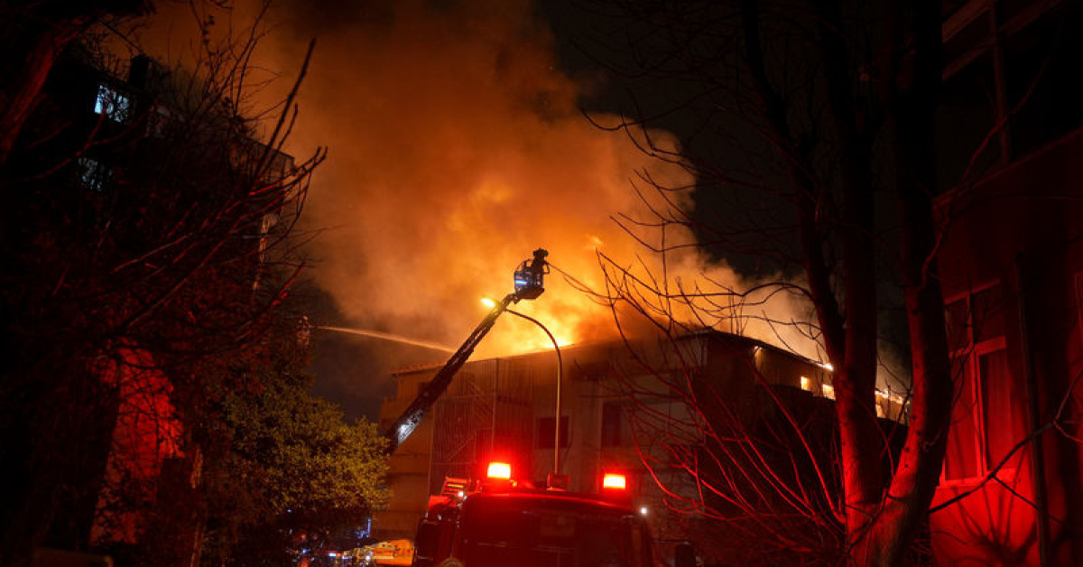 Üsküdar’da metruk bina yangını